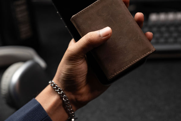 Buying a Smart Wallet in Canada: Why Local + Warranty Matters (2026)