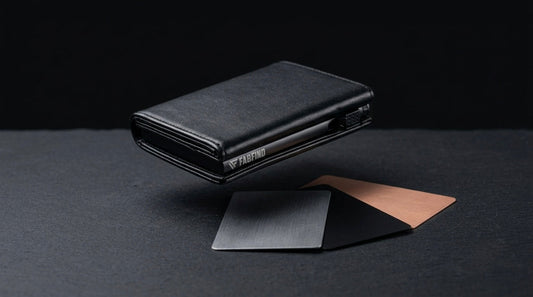 Minimalist Wallet Canada: Why Less Is More in 2026